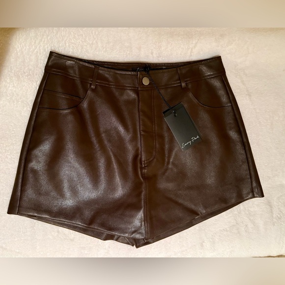 Vici Skort - Picture 2 of 6